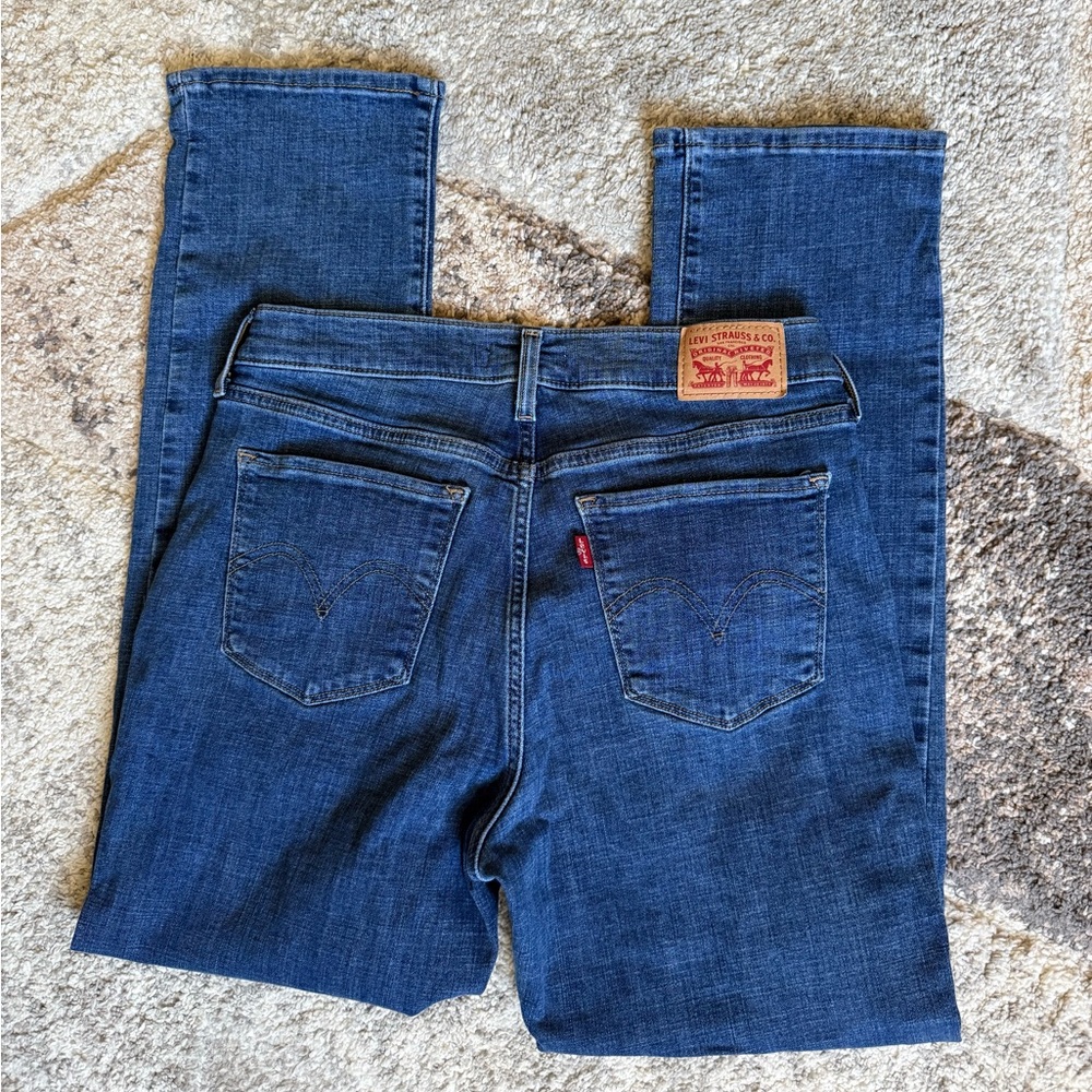 Levi’s women’s “classic straight” denim blue jeans / size 6